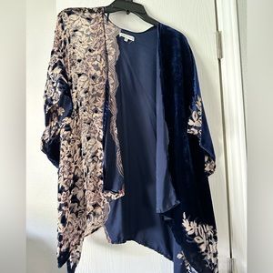 Beautiful shawl barely worn